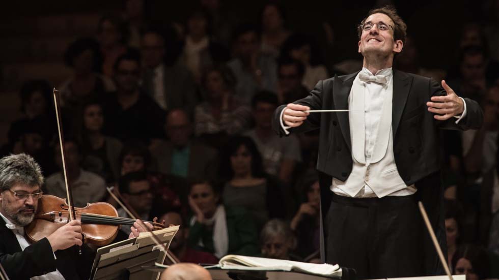 Pablo González Conducts Debut with Hamburg Symphony and Return Visit to Royal Philharmonic Orchestra In February